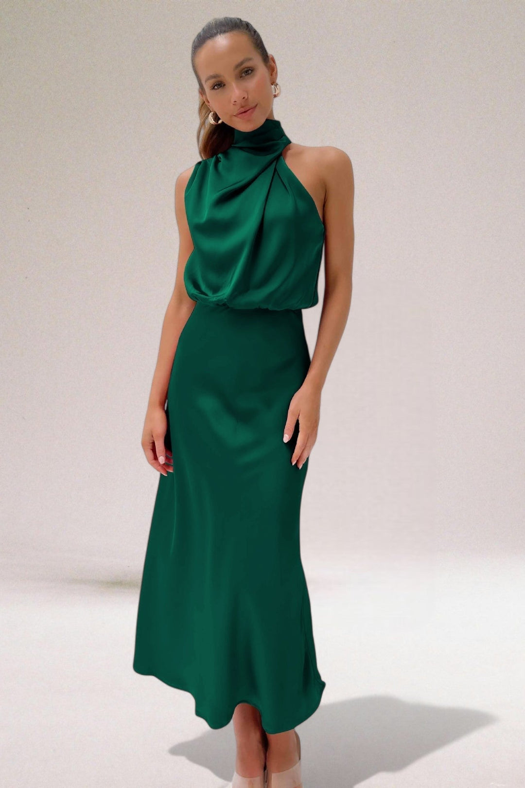 Élodie - Glamorous satin dress with halter neck.